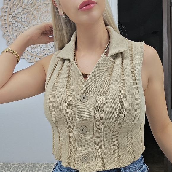 Forever 21 Sleeveless Beige Knit Button-Up Crop Top - Picture 2 of 7